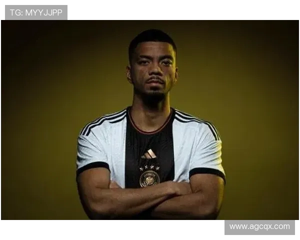 莱比锡边卫亨里希斯步行三公里半前往训练专注锻炼跟腱恢复 莱比锡边卫亨里希斯步行三公里半前往训练专注锻炼跟腱恢复